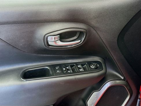 Used 2018 Jeep Renegade Limited w/ UConnect 8.4 Nav Group AWD/4WD image 18