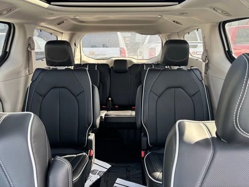 Used 2024 Chrysler Pacifica Limited image 16