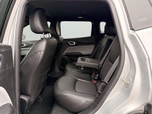 Used 2025 Jeep Compass Latitude image 32