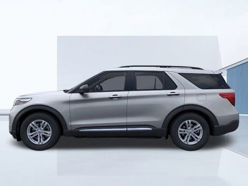 Used 2024 Ford Explorer XLT w/ Equipment Group 202A image 5
