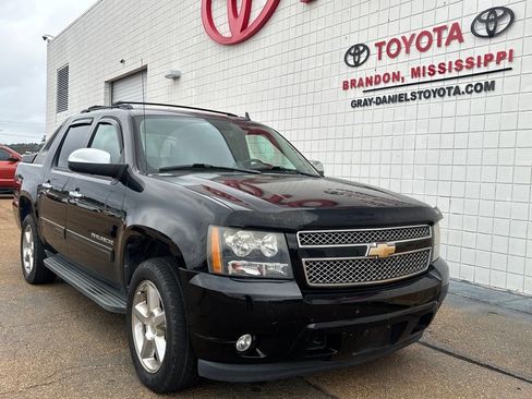 Used 2011 Chevrolet Avalanche LS w/ Regional Value Package image 2