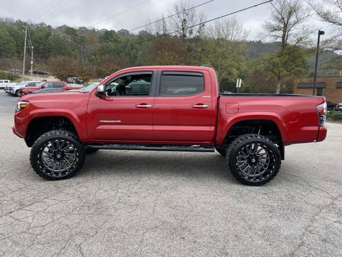 Used 2021 Toyota Tacoma Limited image 27