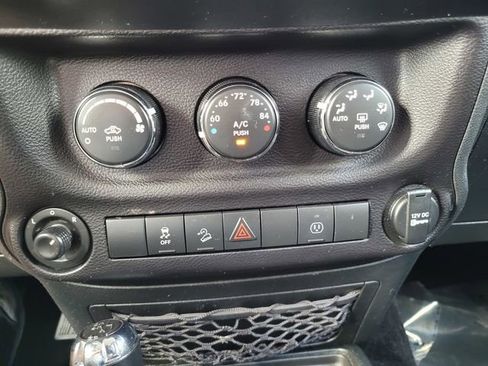 Used 2017 Jeep Wrangler Unlimited Rubicon w/ Connectivity Group AWD/4WD image 24