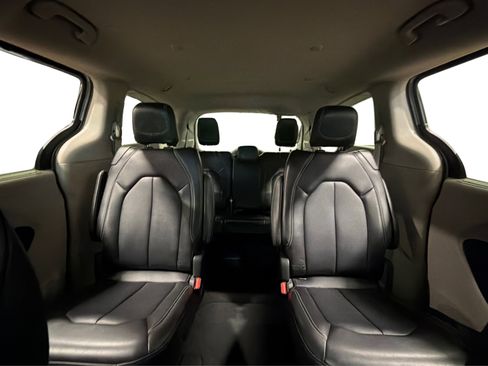 Used 2024 Chrysler Pacifica Touring-L FWD image 43