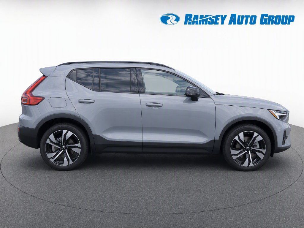Used 2024 Volvo XC40 B5 Plus w/ Protection Package Premier AWD/4WD image 8