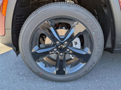 New 2025 Jeep Grand Cherokee Altitude image 9