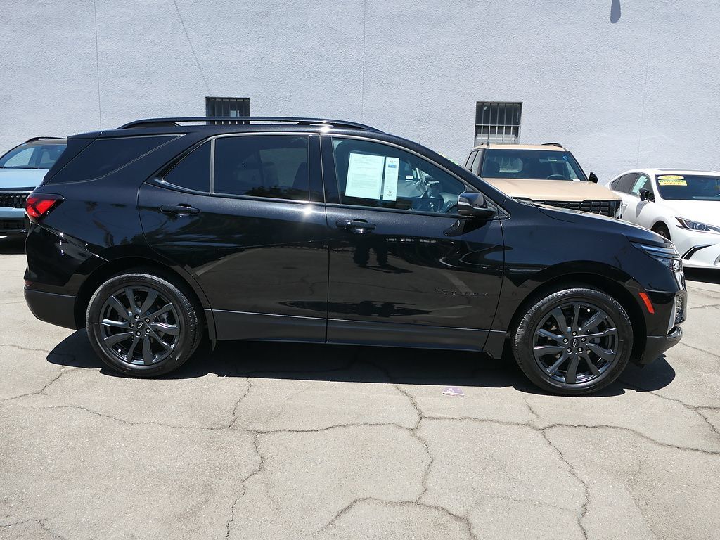 Used 2023 Chevrolet Equinox RS w/ RS Leather Package FWD image 2