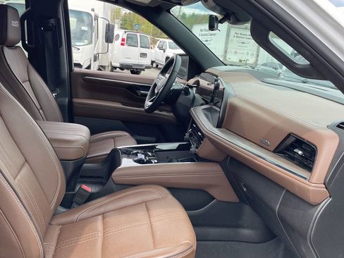 Used 2025 Chevrolet Suburban High Country AWD/4WD image 17