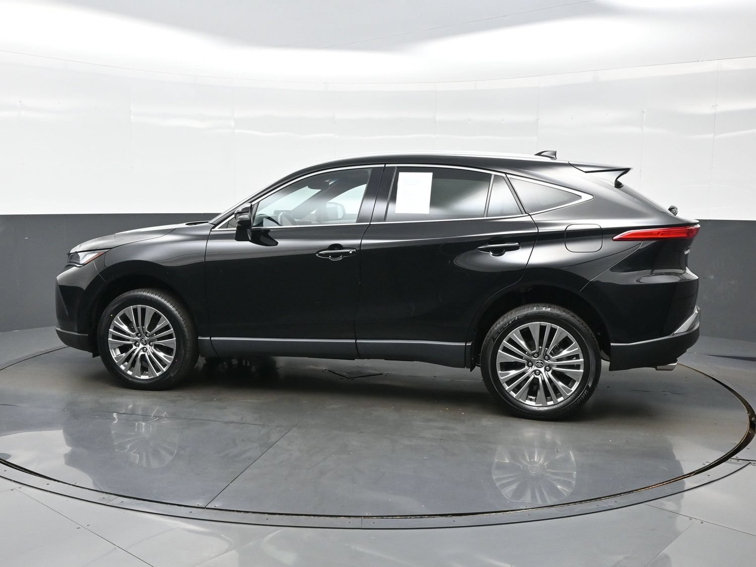 Used 2024 Toyota Venza XLE AWD/4WD image 3