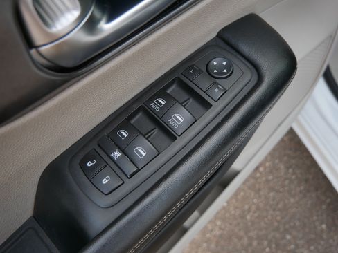 Used 2022 Chrysler Pacifica Touring-L FWD image 21