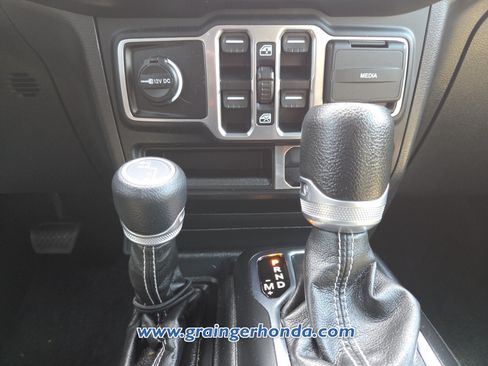 Used 2023 Jeep Wrangler Unlimited Sahara w/ LED Lighting Group AWD/4WD image 19