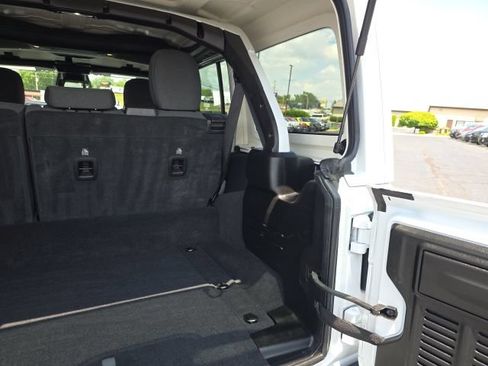 Used 2025 Jeep Wrangler Unlimited Sahara AWD/4WD image 38