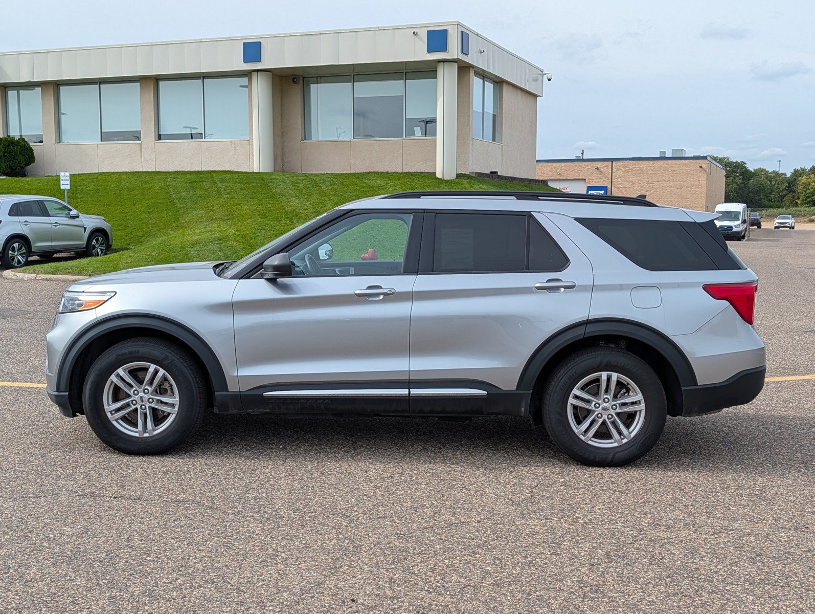 Used 2024 Ford Explorer XLT w/ Equipment Group 202A AWD/4WD image 2