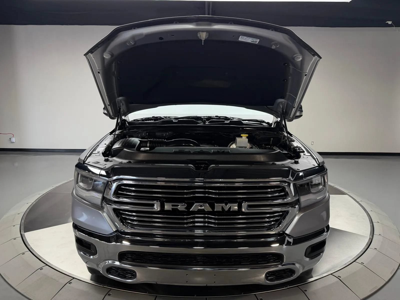 Used 2020 RAM 1500 Laramie AWD/4WD image 12