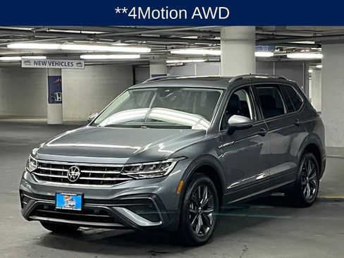 Used 2023 Volkswagen Tiguan SE w/ Panoramic Sunroof Package image 3