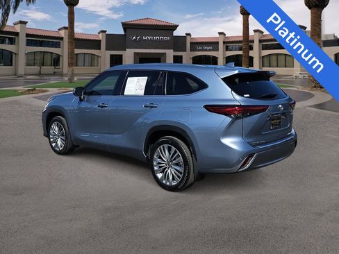 Used 2023 Toyota Highlander Platinum FWD image 6