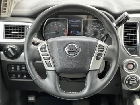 Used 2018 Nissan Titan PRO-4X AWD/4WD image 30