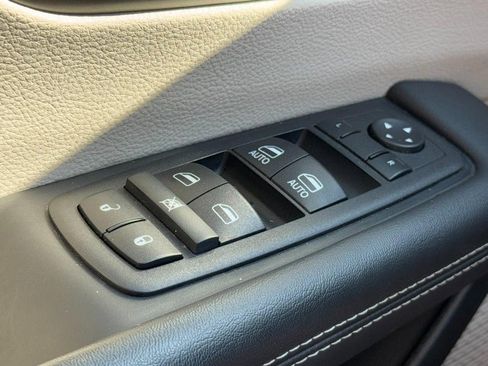 Used 2024 Chrysler Pacifica Touring-L FWD image 29
