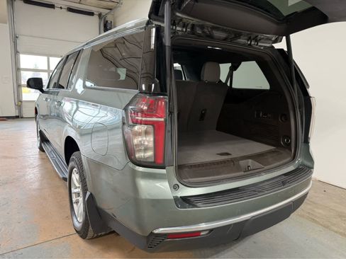 Used 2024 Chevrolet Suburban LT w/ Luxury Package AWD/4WD image 4