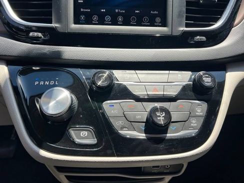 Used 2020 Chrysler Voyager Lxi FWD image 20