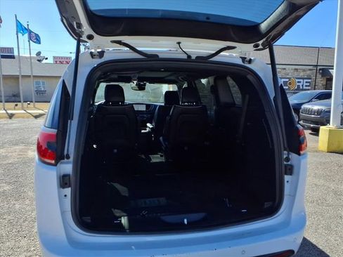 Used 2025 Chrysler Pacifica Limited image 17