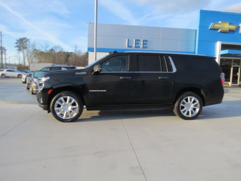 Used 2022 Chevrolet Suburban High Country image 3