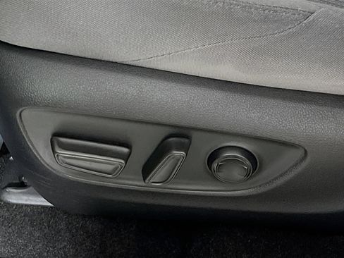 Used 2021 Toyota Venza LE w/ Carpet Mat Package (TMS) image 16