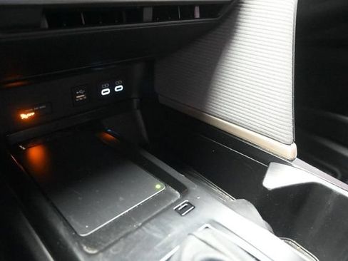 Used 2025 Toyota Camry SE w/ Convenience Package FWD image 31