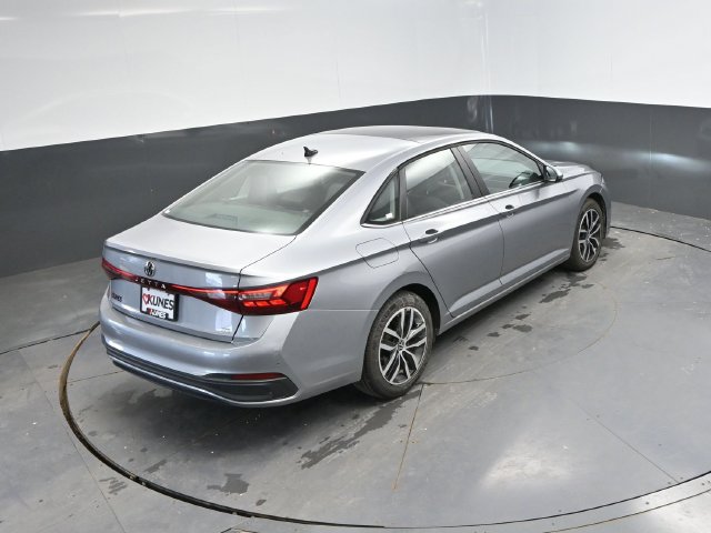 Used 2025 Volkswagen Jetta SE FWD image 32