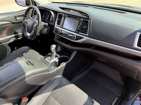 Used 2019 Toyota Highlander Limited image 21