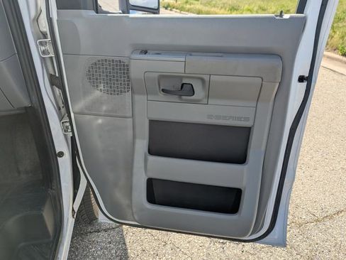 Used 2023 Ford E-450 and Econoline 450 Super Duty RWD image 15