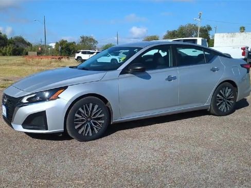 Used 2024 Nissan Altima 2.5 SV image 4