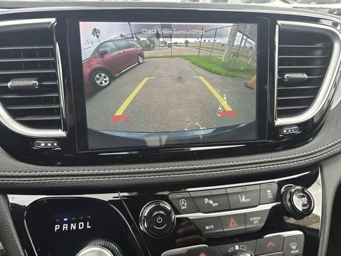 Used 2025 Chrysler Pacifica Limited FWD image 22