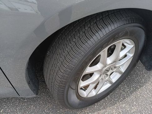 Used 2025 Chrysler Pacifica Select FWD image 2