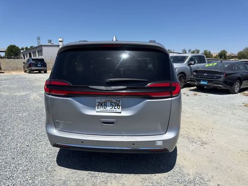 Used 2021 Chrysler Pacifica Touring-L FWD image 6