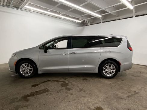 Used 2024 Chrysler Pacifica Touring-L FWD image 3