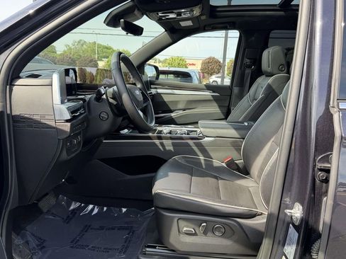 Certified 2025 Cadillac Escalade Premium Luxury AWD/4WD image 17