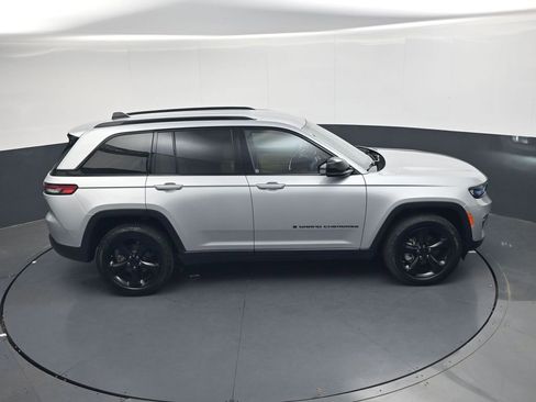 Used 2023 Jeep Grand Cherokee Limited w/ Black Appearance Package AWD/4WD image 30