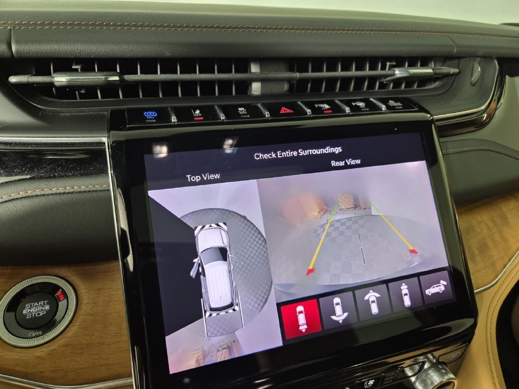 Used 2023 Jeep Grand Cherokee Summit AWD/4WD image 12