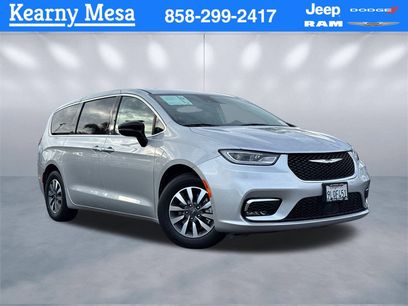 Used 2024 Chrysler Pacifica Select