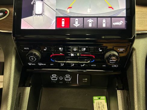 Used 2024 Jeep Grand Cherokee L Summit w/ Luxury Tech Group V image 19