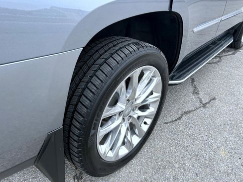 Used 2019 Cadillac Escalade Luxury AWD/4WD image 12