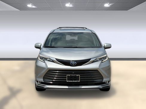 Used 2025 Toyota Sienna Platinum FWD image 6