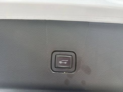 Used 2023 Chevrolet Traverse LT FWD image 18