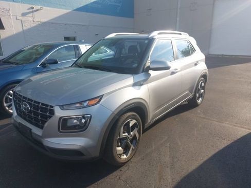 Used 2025 Hyundai Venue SEL FWD image 4