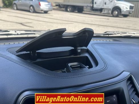 Used 2019 Jeep Cherokee Latitude Plus AWD/4WD image 18