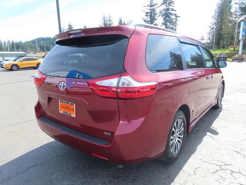 Used 2018 Toyota Sienna XLE Premium w/ Carpet Mat Package image 8
