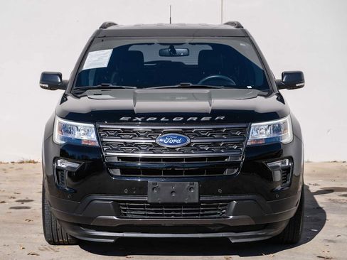 Used 2018 Ford Explorer XLT w/ Equipment Group 202A image 5