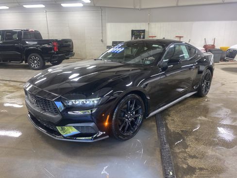 Used 2025 Ford Mustang Coupe RWD image 1