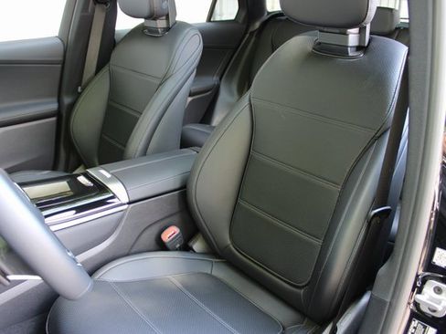 Used 2024 Mercedes-Benz GLC 300 image 9